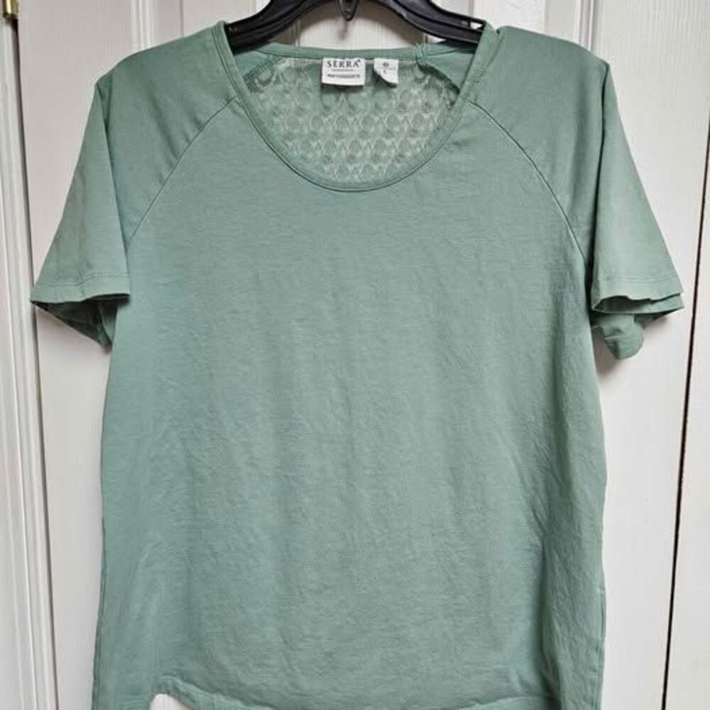 Nwt Women's Serra size Medium green short sleeve top with lace on part of back